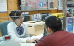 Khách đến giao dịch tại ngân hàng không phải tháo bỏ khẩu trang