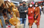 Du khách đeo khẩu trang kín mít đi chợ Viềng Nam Định 