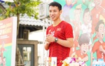 Cầu thủ Đỗ Hùng Dũng ký tặng sách, dạy trẻ đá bóng 