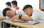 Con hay ngủ trong lớp, bố mẹ liền nghi là… nghiện