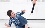 Người chồng hoàn hảo luôn dạy con lớp 2 bằng... nắm đấm