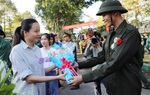 5 “bóng hồng” tình nguyện làm đơn nhập ngũ 