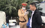 Hà Nội: Người dân lựa chọn ống thổi trước khi kiểm tra nồng độ cồn