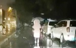 Chồng rọi đèn cho vợ đi chiến đấu với bệnh dịch ở Vũ Hán