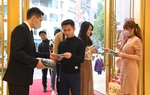Tiệm vàng tặng khẩu trang, nước rửa tay sát khuẩn cho khách trong ngày vía Thần tài 