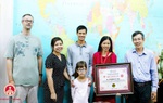 Cô dâu Việt trên đất Bỉ với tập thơ lập kỷ lục 