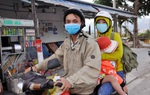 Gửi con về quê tránh dịch Covid-19, phụ huynh đi làm hàng trăm cây số mỗi ngày 