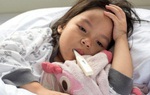 Trẻ sốt 40 độ, mẹ nên xử lý thế nào?