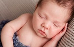 Trẻ sơ sinh nằm nghiêng: Những ưu, nhược điểm mẹ nên biết