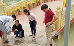 Thầy giáo cứu cháu bé bị rơi xuống hồ nước ở chùa Giám