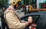 Bộ Y tế: Thổi nồng độ cồn có nguy cơ lây nhiễm các bệnh truyền nhiễm