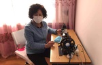 Mẹ tự may khẩu trang phòng dịch cho con và các đồng nghiệp