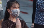 Chùa ở TPHCM - Khách vắng, Phật tử đeo khẩu trang đọc kinh sám hối