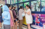 Bà bầu được ưu tiên giữa dòng người 'rồng rắn' xếp hàng chờ mua khẩu trang phòng dịch corona