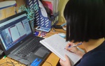 Thời dịch Covid-19: Con cứ học online, mẹ lại phải "rình mò"