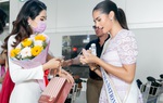 Hoa khôi Vũ Hương Giang tặng khẩu trang cho Hoa hậu Siêu quốc gia 2019