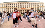 Quyến luyến chia tay khu cách ly "cơm ngon, thoải mái nhớ mãi không quên"