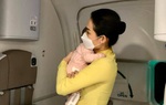 Khóc nghẹn trước cảnh mẹ gửi con gái 2 tháng tuổi từ Đức về Việt Nam "né" dịch Covid-19