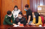 Tùng Dương, Tóc Tiên trao quà chung tay đẩy lùi Covid cho bộ đội biên phòng
