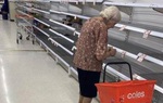 Cụ bà Australia bật khóc trước kệ siêu thị trống trơn