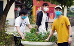 Người trong khu cách ly cùng nhau dọn dẹp để tri ân cán bộ, chiến sĩ