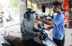 Hà Nội: Gõ cửa từng nhà tìm người nhập cảnh, đưa thêm 64 người đi cách ly 