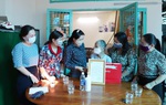 Mẹ Việt Nam anh hùng Ngô Thị Quýt cảm động khi nhận thư tri ân của Hội LHPN Việt Nam