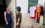 Xót xa khi người lao động mất việc vì dịch, bà chủ trọ gõ cửa từng nhà thông báo "tặng" 2 tháng tiền phòng