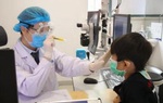 Nghỉ dịch Covid-19 dài ngày, bé trai 5 tuổi bị lác mắt do dùng điện thoại 8 tiếng/ngày