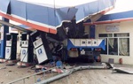 Lai Châu: Ô tô mất lái tông sập cây xăng, 5 người thương vong