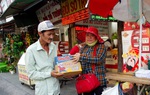 Những thùng mì ấm áp tình người cho người bán vé số dạo trước ngày dừng phát hành vé số