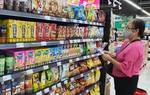 Trong thời gian cách ly, người dân vẫn có thể ra ngoài mua hàng hóa thiết yếu