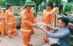 TPHCM: Hội LHPN quận 1 tặng 90 bộ vải áo dài cho nữ công nhân vệ sinh 