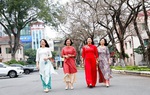 Quyên góp, tặng áo dài cho nữ công nhân viên chức khó khăn 