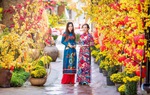 Áo dài tung bay ở miền Tây sông nước