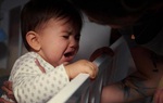 Trẻ hay khóc đêm thiếu chất gì? Nguyên nhân trẻ khóc đêm mẹ nên biết