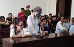 Nữ sinh bị bạn tạt axít mòn mỏi chờ tiền bồi thường