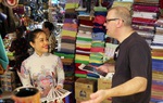 Du khách ngỡ ngàng khi tiểu thương TPHCM mặc áo dài