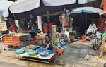Sau 1 ngày chen nhau mua sắm, chợ, siêu thị tại Hà Nội hôm nay đầy ắp hàng hóa, vắng bóng người mua