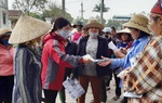 Thay vì gặp mặt ngày 8/3, cán bộ Hội phát tờ rơi, khẩu trang phòng chống dịch Covid-19 cho chị em