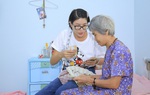 Trang Trần đón 8/3 bên các cụ già neo đơn