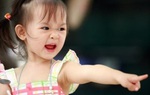 4 nguyên nhân khiến trẻ ở nhà hống hách, ra đường lại nhút nhát, rụt rè