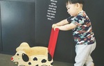 Cùng độ tuổi, con Á hậu Tú Anh chưa chịu đi, con Phạm Hương chạy loăng quăng khắp nhà
