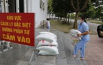 Con gái được chữa khỏi Covid-19, bố mang 2 tạ gạo tặng bệnh viện