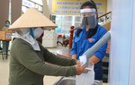 2 kg gạo + 5 quả trứng gà ở cây "ATM gạo" đầu tiên tại Bình Định khiến dân nghèo ấm lòng