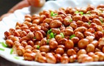 Làm lạc rang muối, dùng nước nóng hay lạnh để ngâm cho giòn, đây là cách của đầu bếp