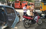 Bất chấp lệnh cấm, 2 tài xế ở Nghệ An dùng ô tô cá nhân để chở khách