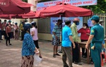Nha Trang phát gạo cho người nghèo ở trường học
