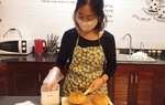 Nghỉ học vì Covid-19, nữ sinh lớp 11 làm bánh và ủng hộ bác sĩ tuyến đầu chống dịch
