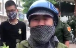 Người phụ nữ bán rau gào khóc khi bị thu hàng: "Cô ơi đừng lấy của cháu, nhà cháu không có tiền"